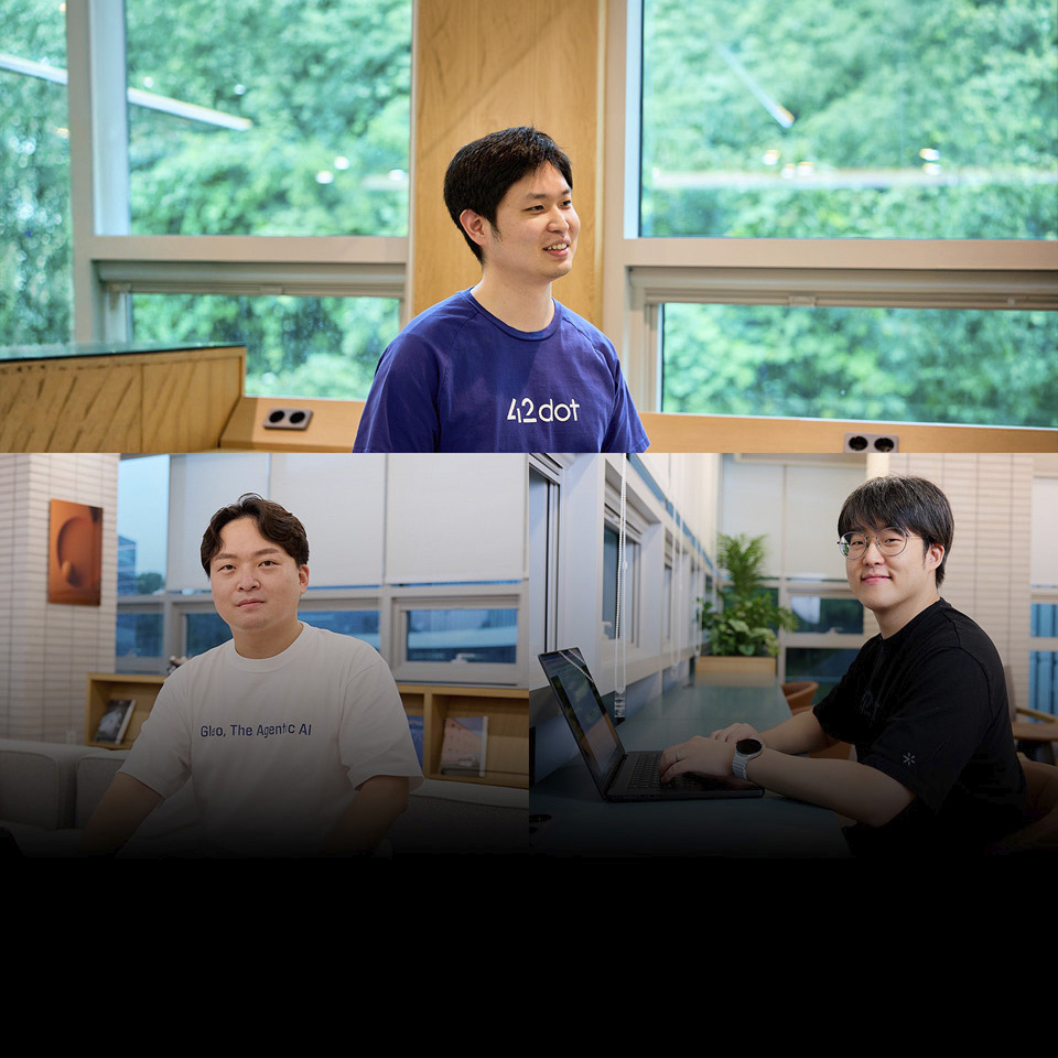 포티투닷 개발자들이 인터뷰 중인 모습
