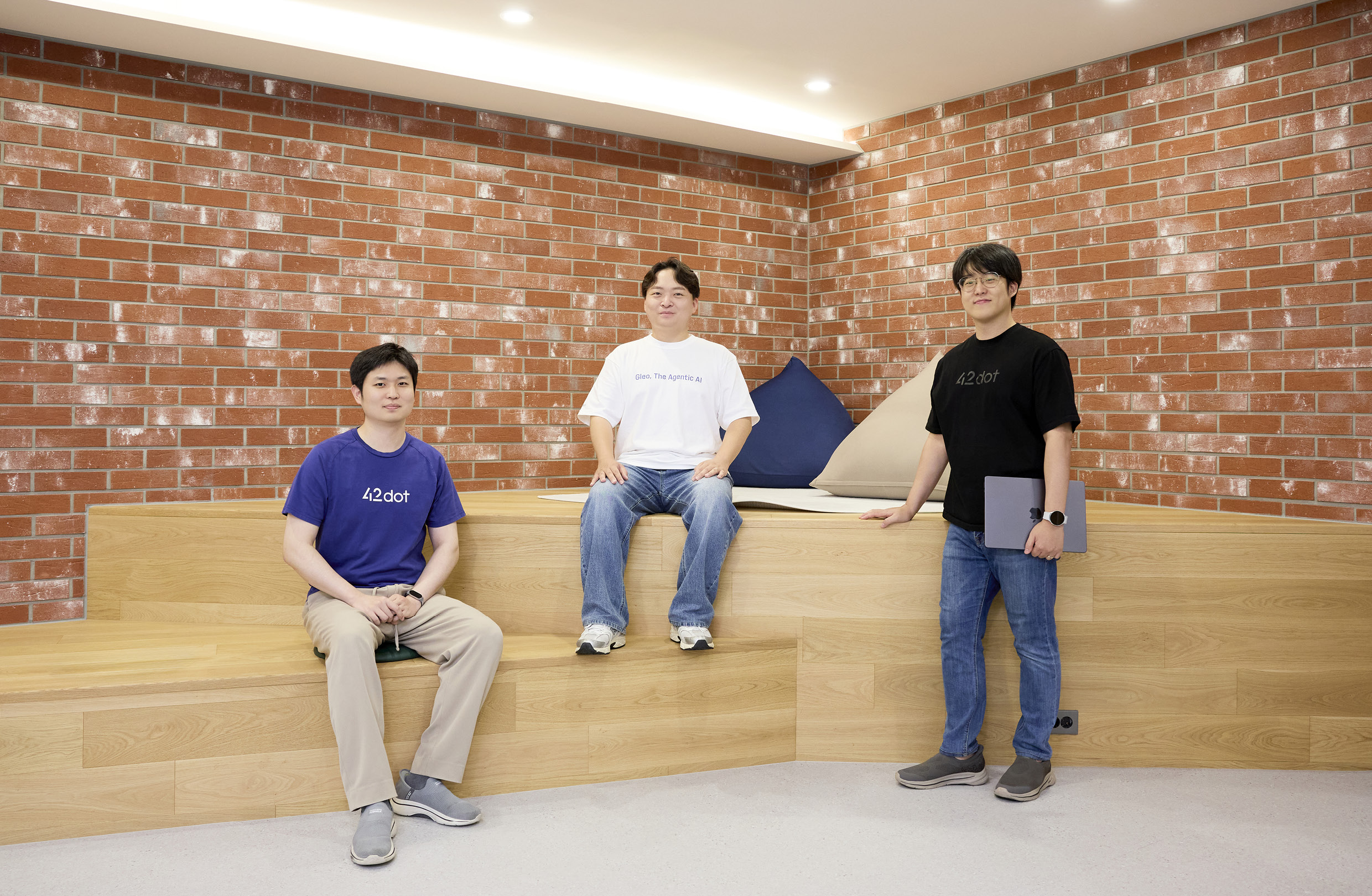 포티투닷 개발자들이 포즈를 취하고 있다