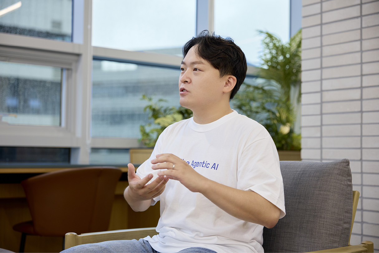류성한 팀 리드가 이야기 중이다