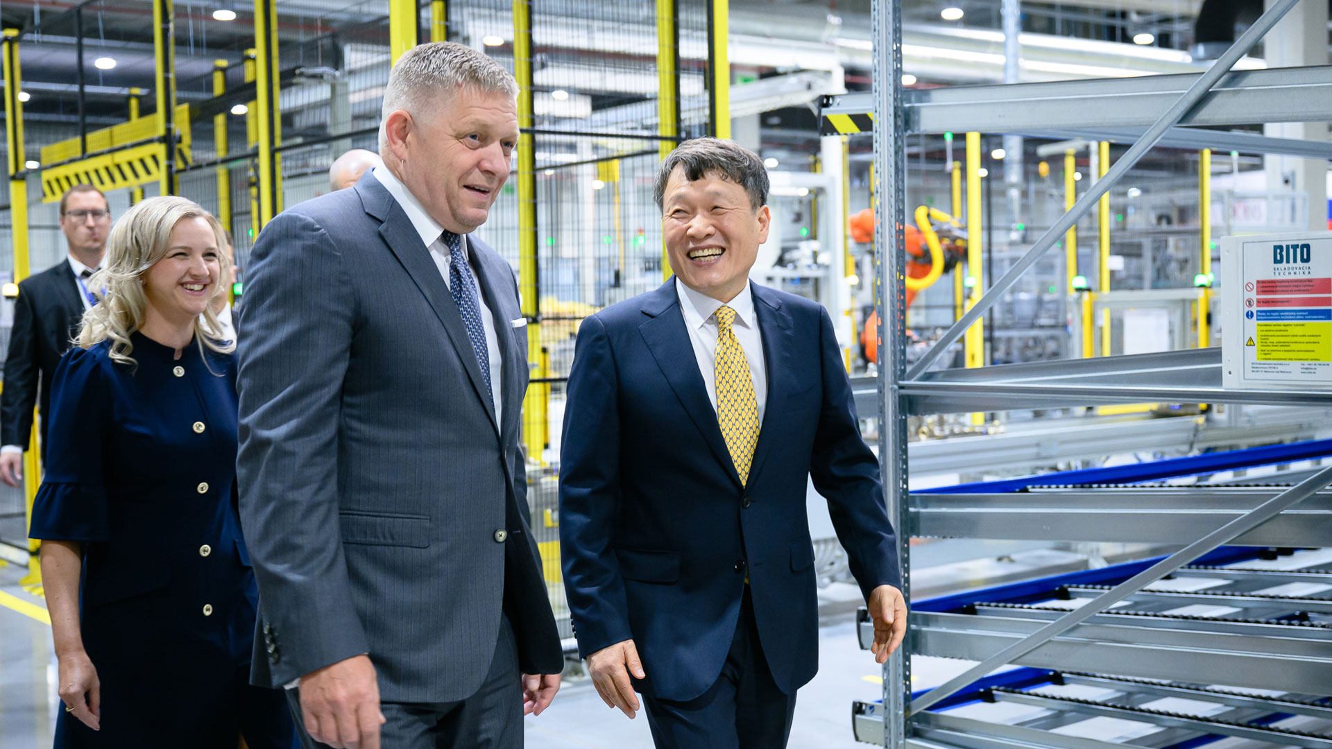 At the Hyundai Mobis Nováky new plant opening ceremony on the 2nd (local time), Hyundai Mobis President Lee Gyu-seok (right) introduces the PE system production line to Slovak Prime Minister Robert Fico.