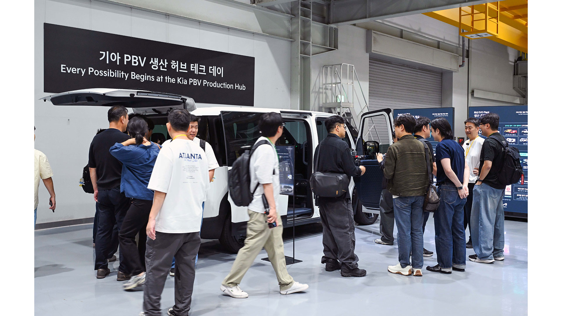 기아 PBV 생산 허브 테크 데이에서 참가자들이 전시차를 관람하는 모습-1