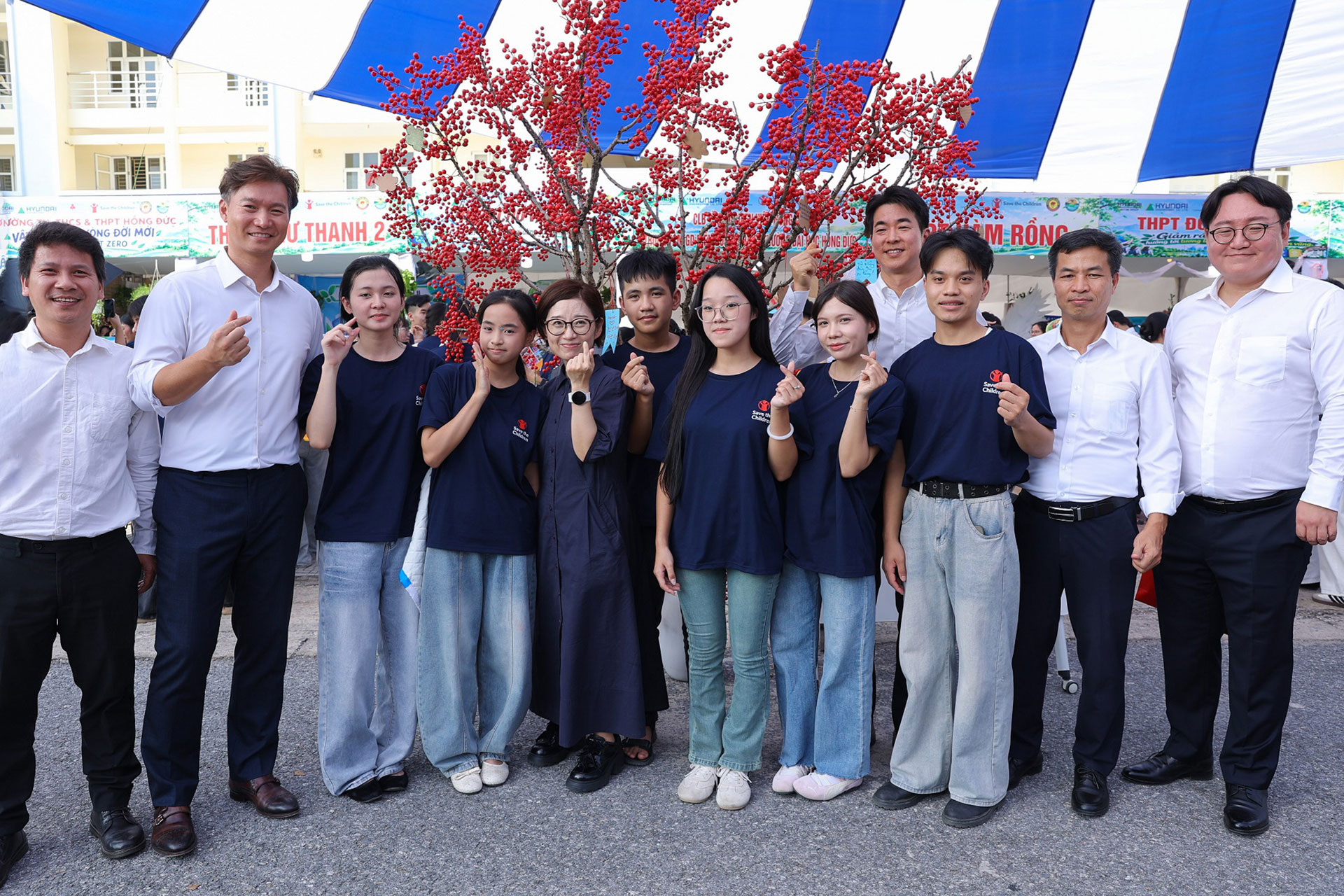 10월 14일(수), 베트남 타인호아성 홍덕대학교 내 마련된 기후변화 대응 캠페인 부스 앞에서 현대엔지니어링 임직원, 세이브더칠드런 관계자, 기후변화 대응 교육 참여 학생들이 기념 사진을 촬영하고 있다.