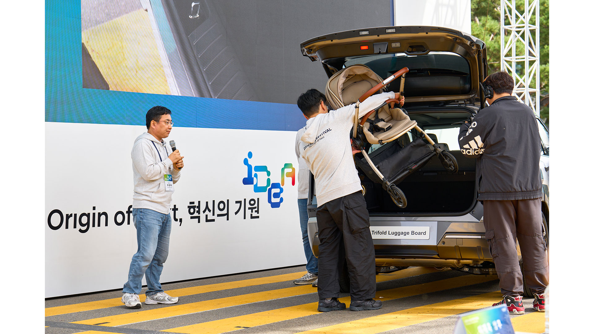 대상 수상작 ‘트라이폴드 러기지보드’를 시연하는 모습