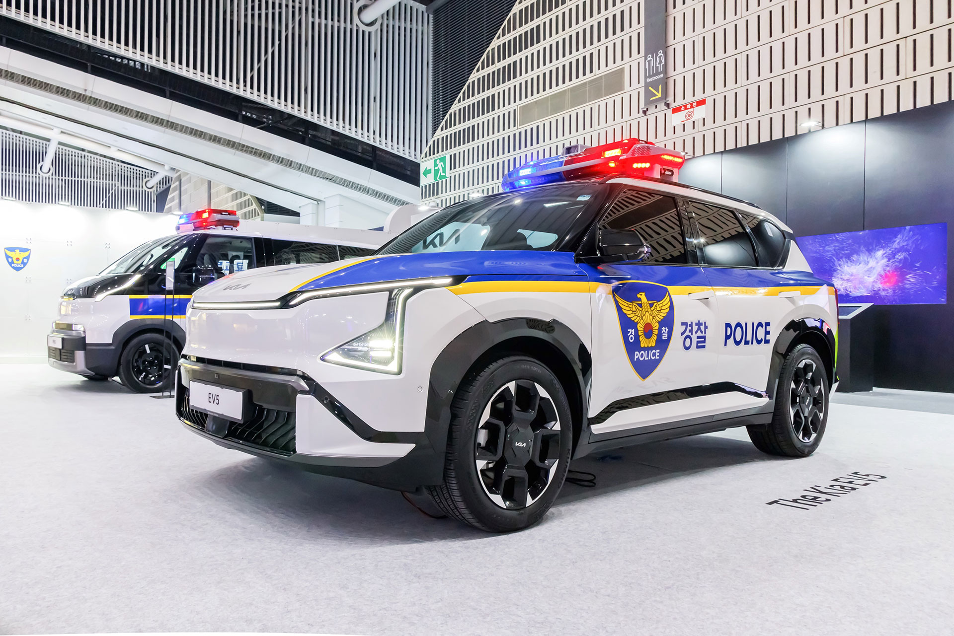 ‘2026 국제치안산업대전’ 기아관에 전시된 EV5 순찰차 콘셉트카