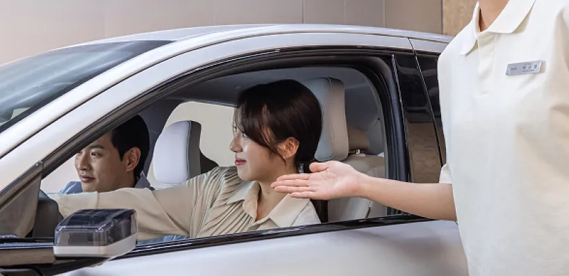 SDV 내부 구조에 대한 투명 모형을 관람하는 모습